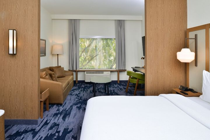 Room 27 of 38