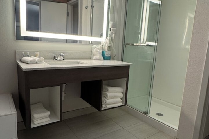 Room 12 of 25