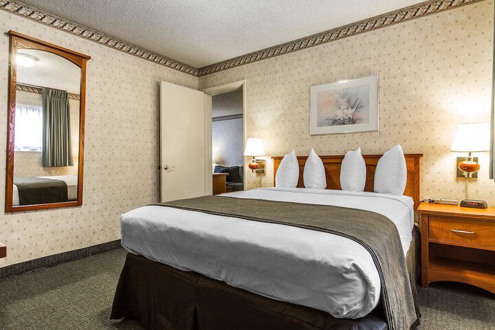 Room 32 of 66