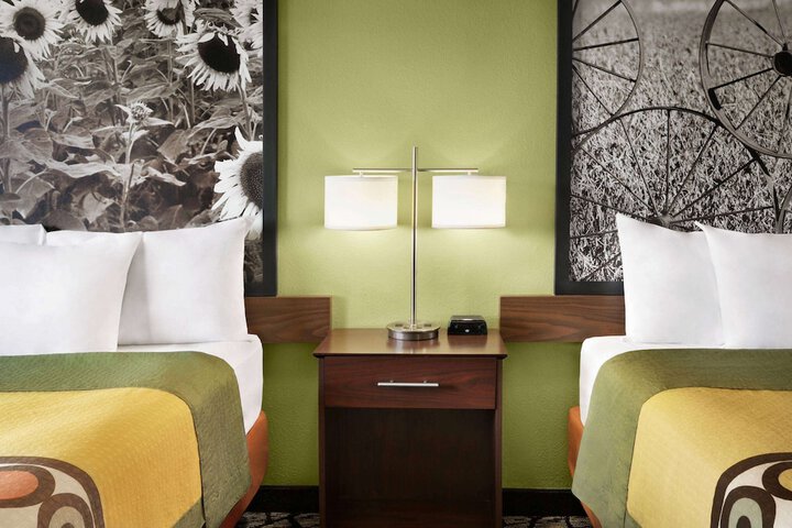 Super 8 by Wyndham Ankeny / Des Moines Area