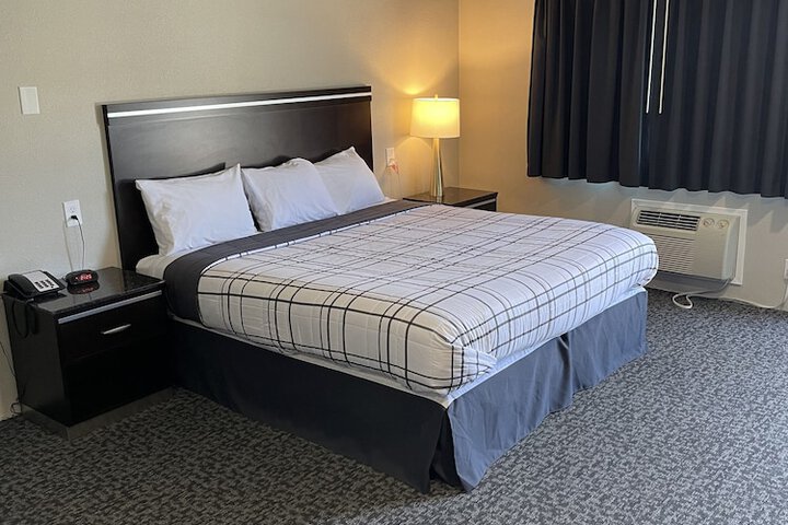 Room 8 of 12