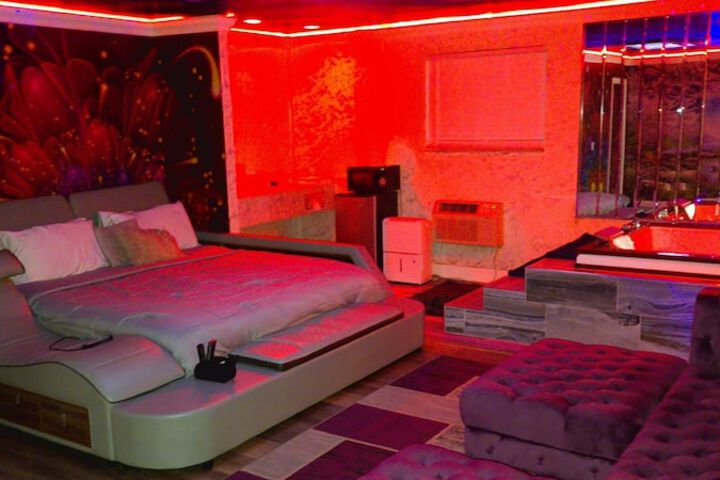 Room 8 of 17