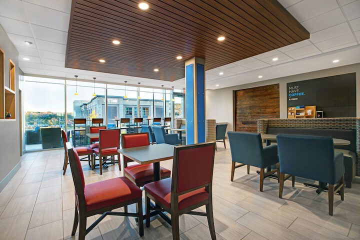 Holiday Inn Express & Suites Milwaukee - Brookfield by IHG