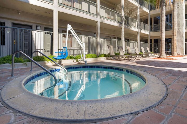La Quinta Inn & Suites by Wyndham Orange County Airport