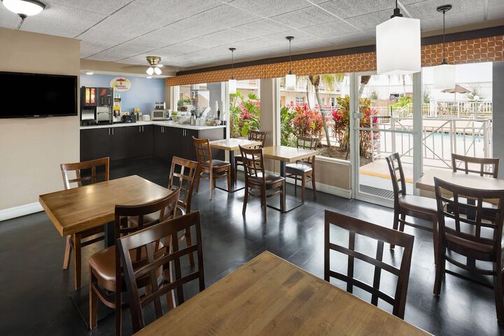 Super 8 by Wyndham Ellenton Bradenton Area