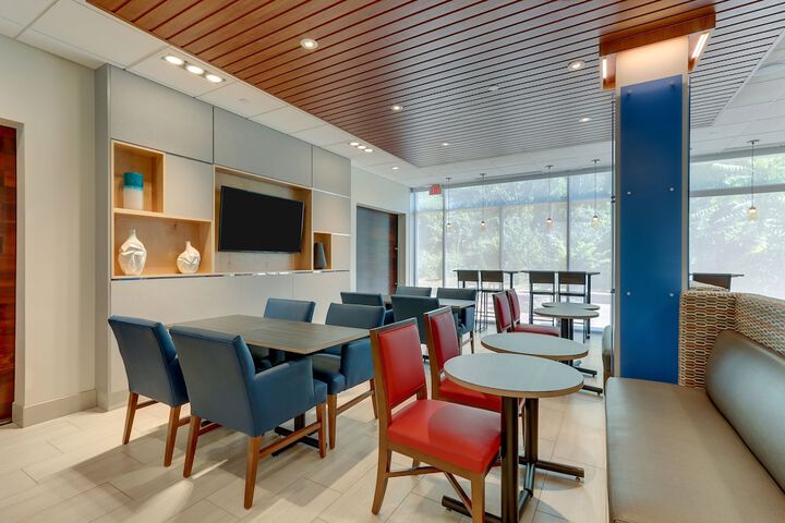 Holiday Inn Express & Suites Roanoke – Civic Center by IHG