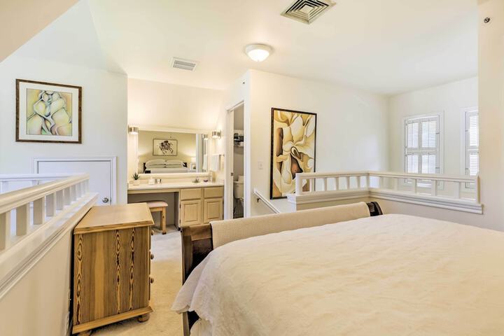 Lovely Norwich Villa on Golf Course w / Amenities!