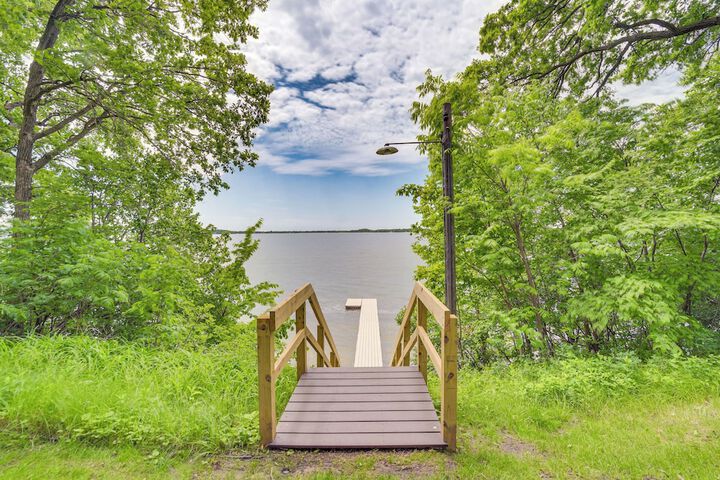 Spacious Detroit Lakes Home w / Private Deck!