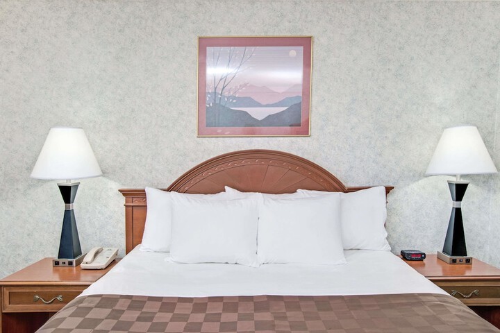 Room 17 of 28