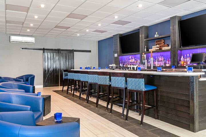 Lounge 122 of 131