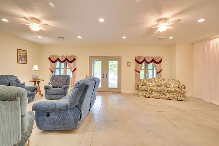 Family-friendly Retreat w / Deck in Cassville!