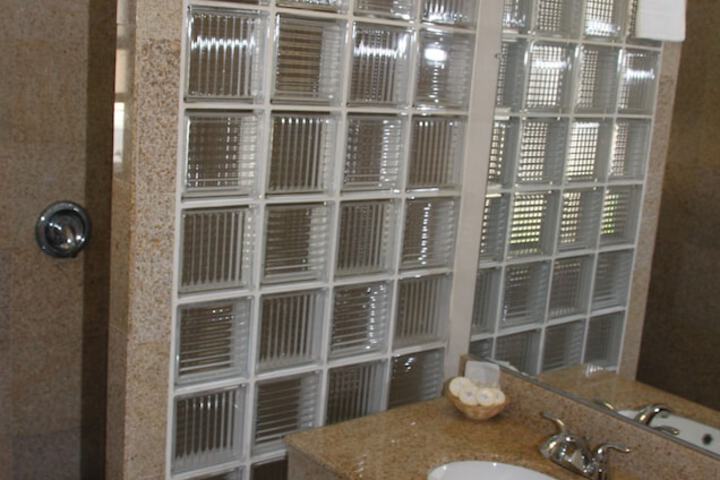 Room 6 of 43