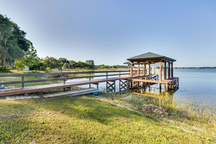 Lakefront Tavares Home w / Deck Patio & Dock!