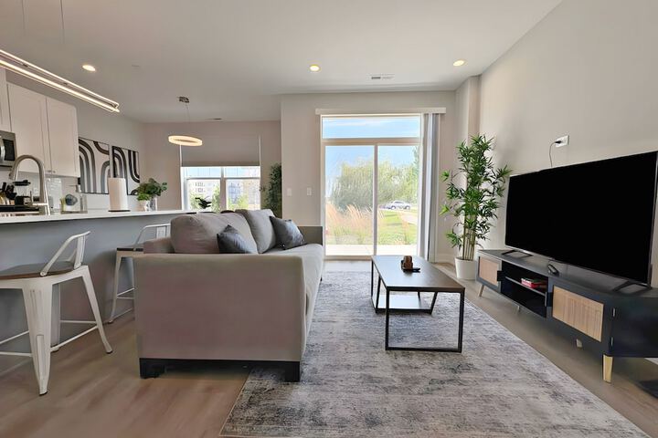 Modern 4BR with Parking - WV rep 4