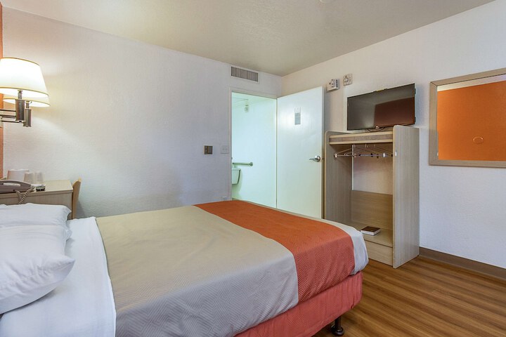 Room 26 of 32