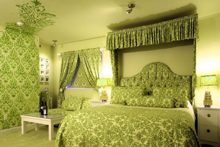 Room 43 of 168