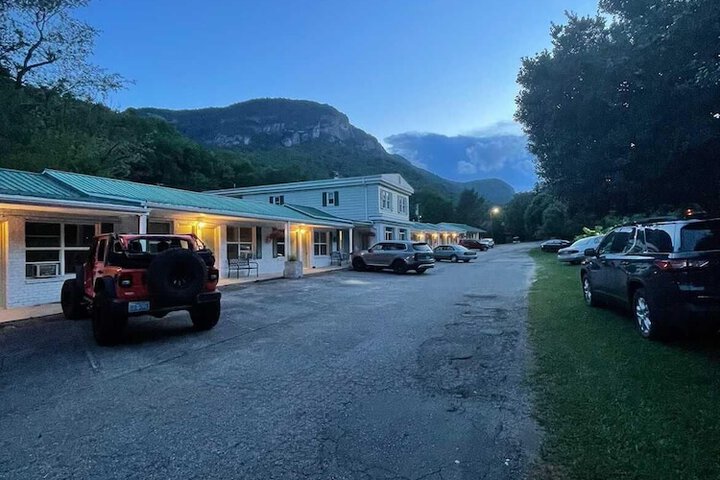 Geneva Hotel & Tiki Bar