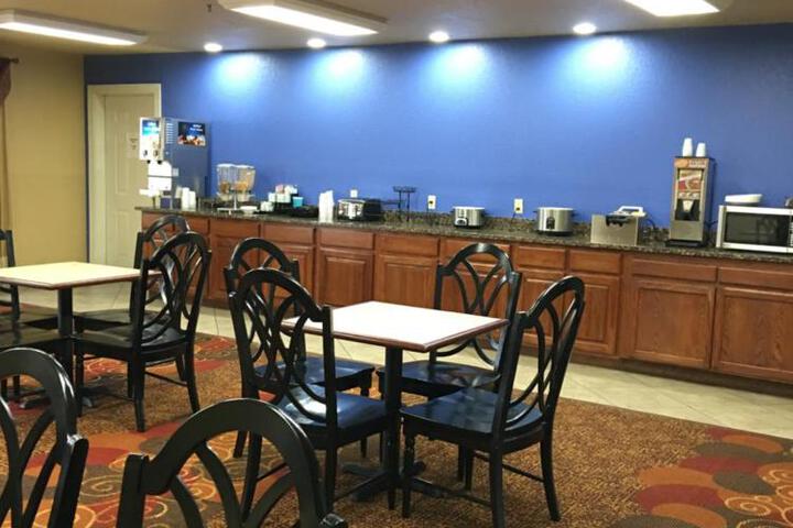 Econo Lodge Inn & Suites