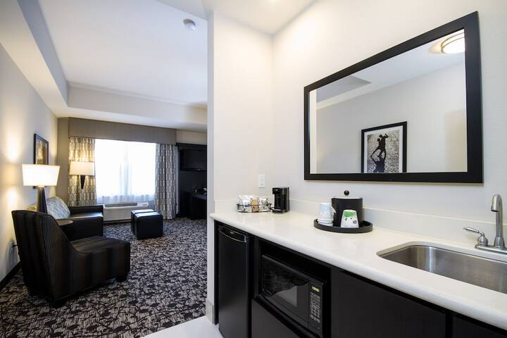 Hampton Inn & Suites Roanoke Airport