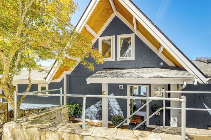Bayfront Home w / Private Beach in Poulsbo!