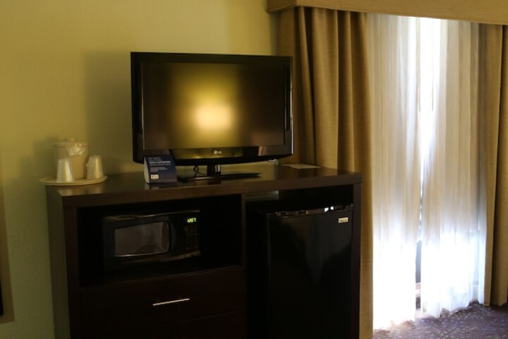 Holiday Inn Express Hotel & Suites Cleveland by IHG