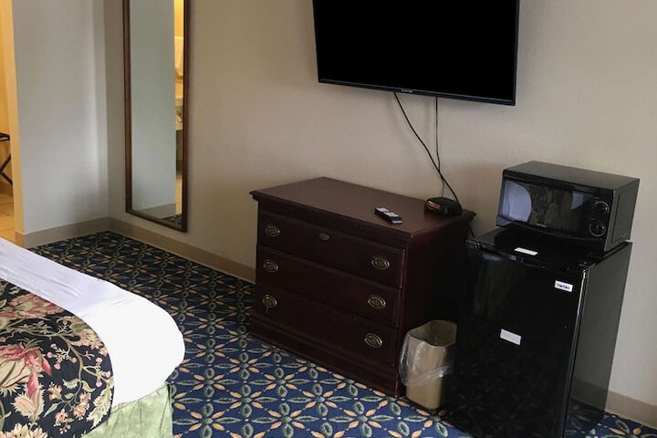 Room 6 of 12