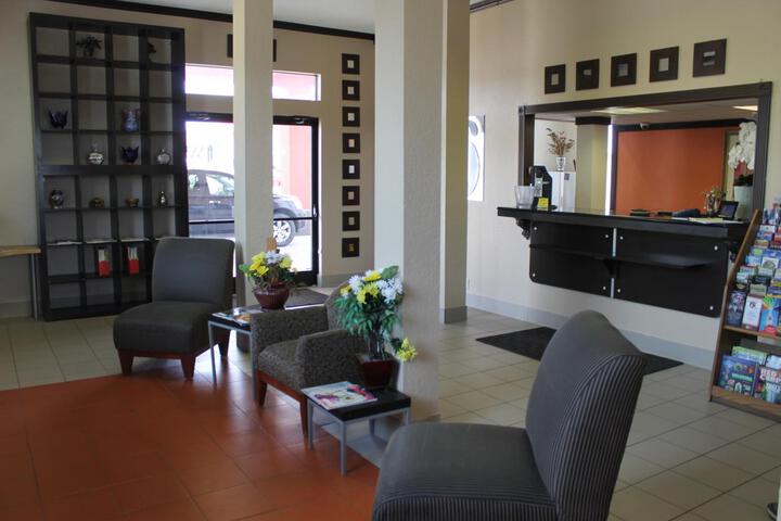 Lounge 17 of 18