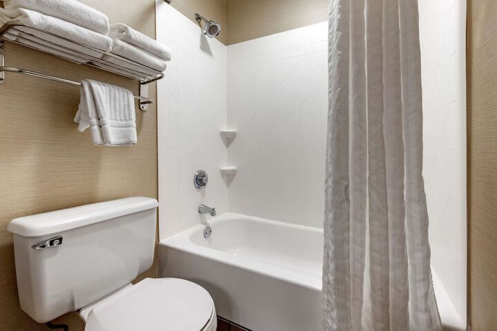 Room 6 of 33