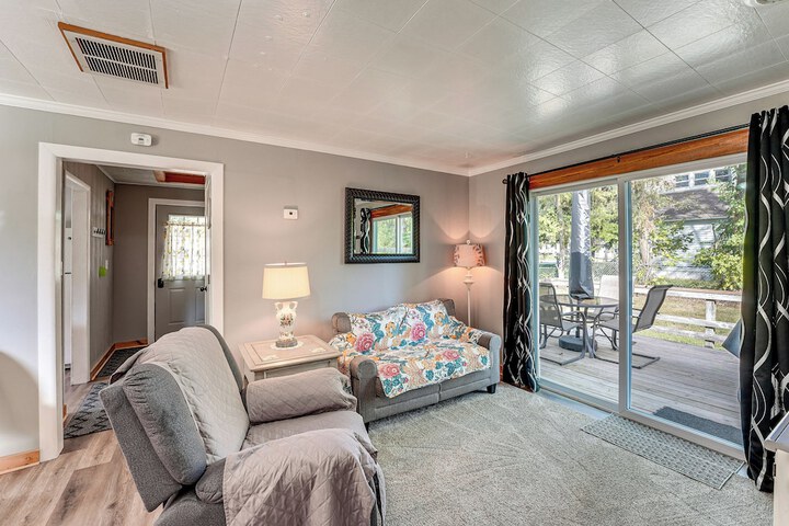 Wayland Retreat w / Deck: Walk to Downtown!