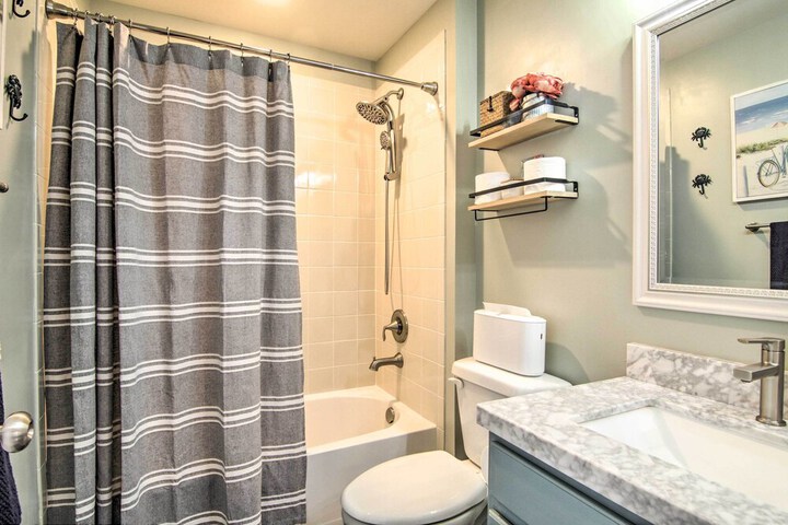 5 Mi to Bethany Beach: Chic Home w / Grill!