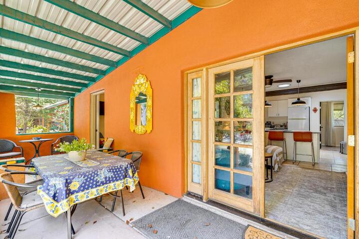 Vibrant Casa Paloma w / Patio - Near Vineyards!