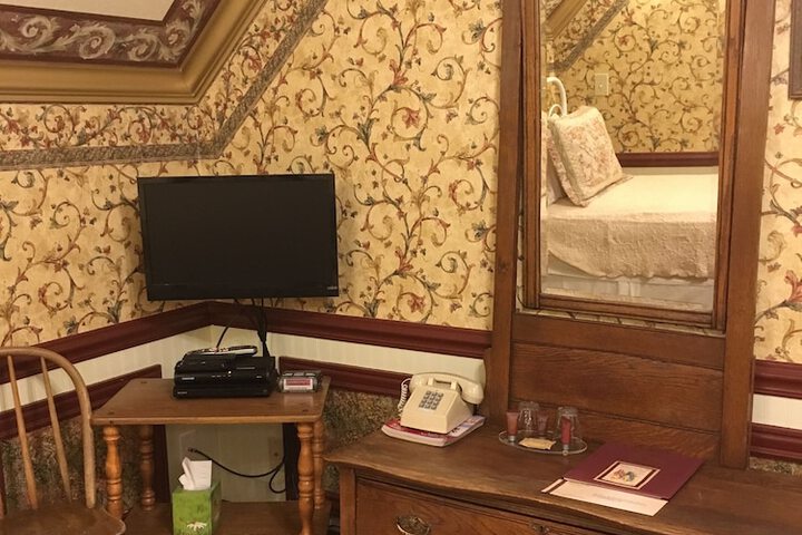 Room 28 of 223