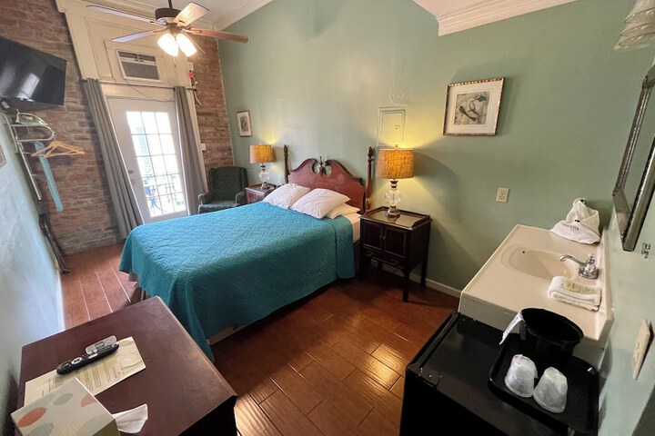 Room 34 of 100