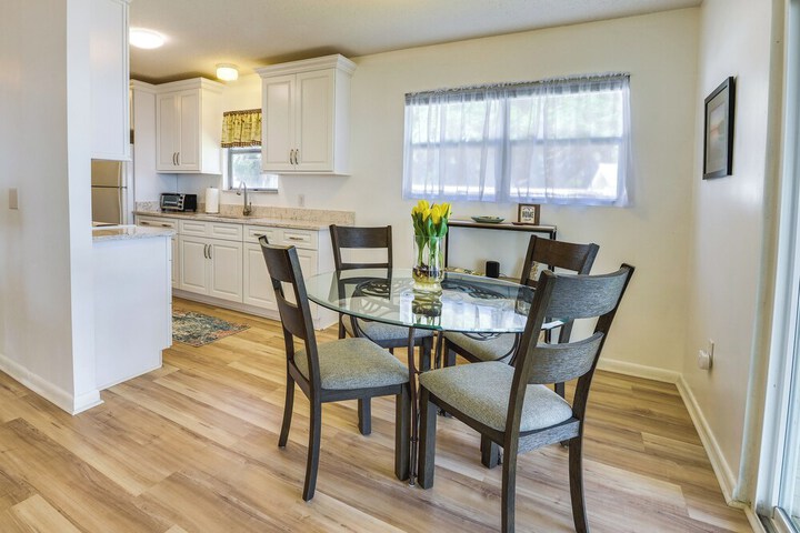 Renovated Crescent Lake Escape w / Waterfront Deck!