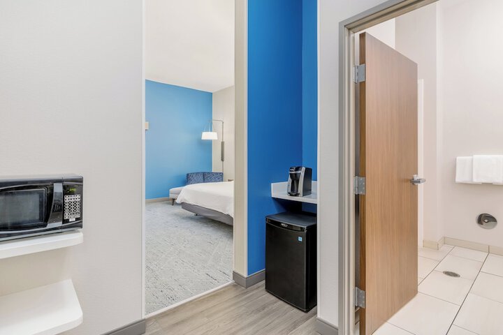 Holiday Inn Express & Suites Medford by IHG