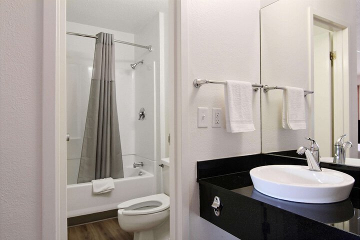 Motel 6 Middleburg Heights OH - Cleveland