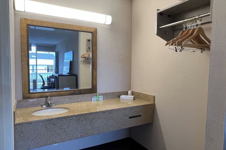 Room 6 of 15