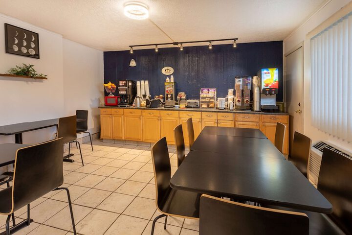 Super 8 by Wyndham Wooster