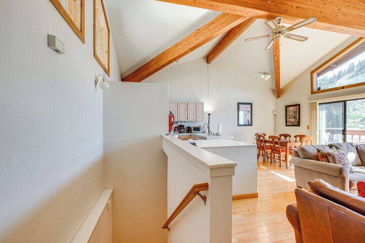 1 Mi to Diamond Peak: Townhome w / Lake Views