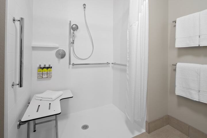 Holiday Inn Express & Suites Elkhorn - Lake Geneva Area by IHG