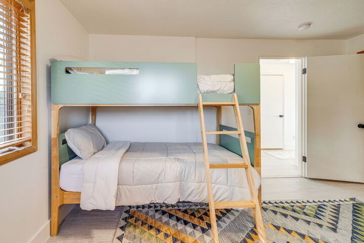 Oceanside Escape w / Stunning Views: Walk to Beach!