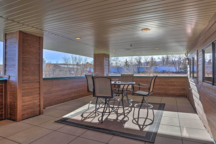 Main Street Strugis Apt w / High-end Features