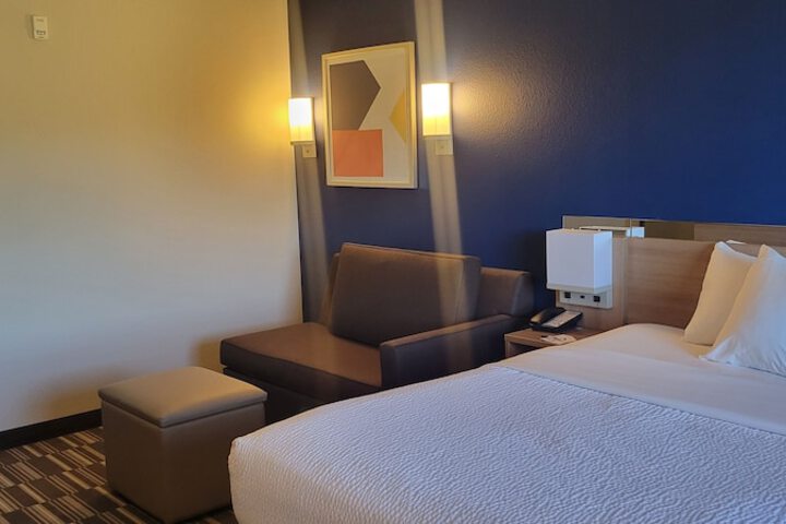 Room 13 of 30