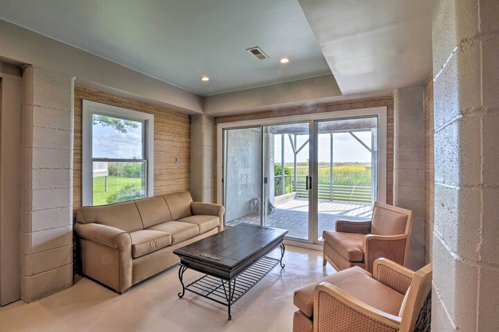 Luxurious Waterfront Home w / Private Pier & Views!