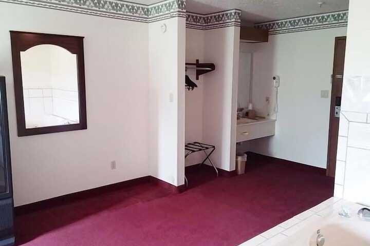 Room 4 of 16