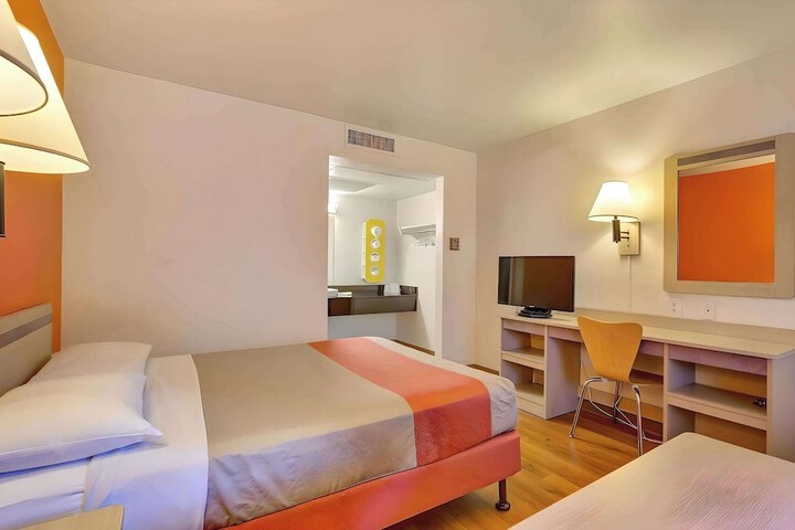 Room 13 of 19