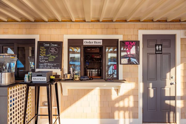 Bearskin Neck Motor Lodge