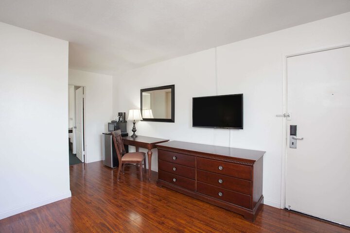 Room 4 of 13