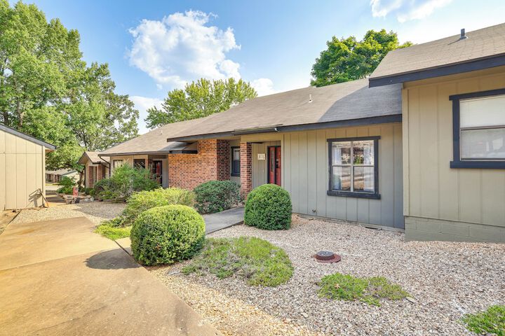 Bella Vista Townhome w / Deck Near Back 40 Trail!
