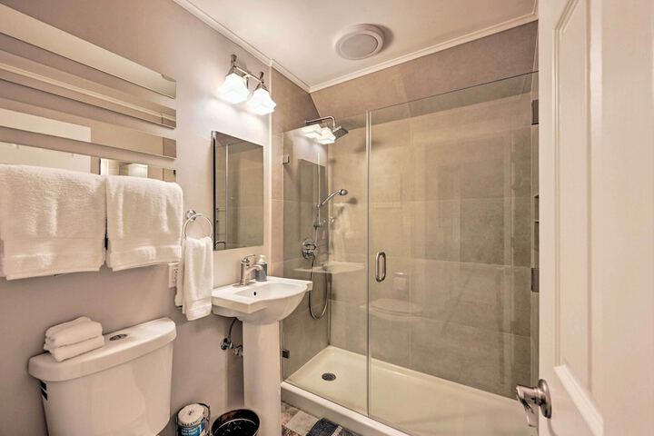 Family-friendly Kirkland Home 1 Mi to Downtown